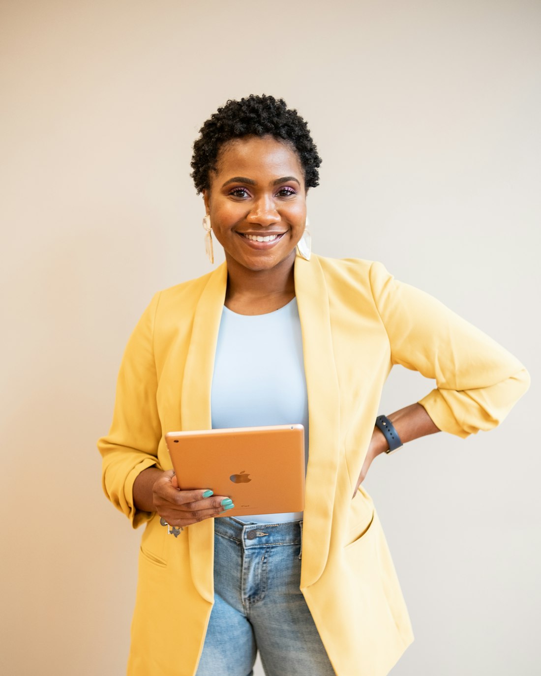Empreendedora sorrindo, segurando um tablet